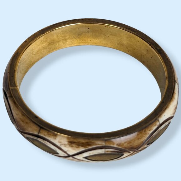 (2/$20) Vintage Resin & Brass Bangle - Picture 3 of 4